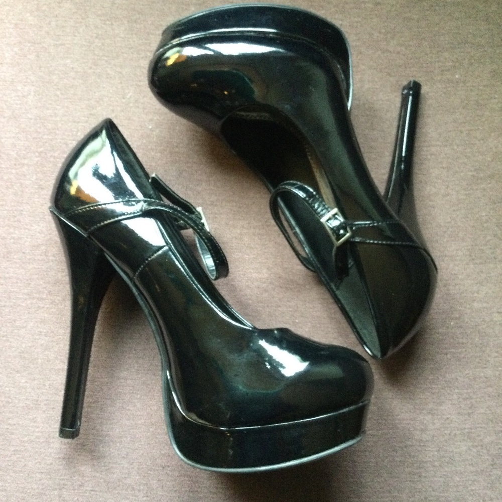 Chinese Laundry Black Patent Leather Platform Pump